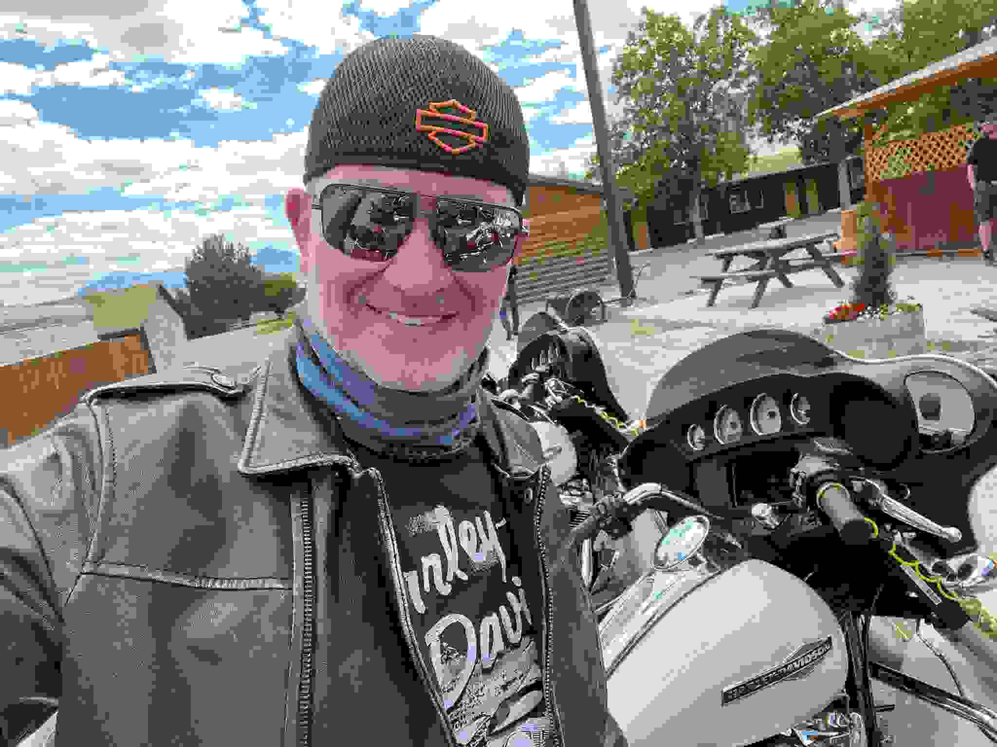 Selfie Stefan Otz in Motorrad-Montur.