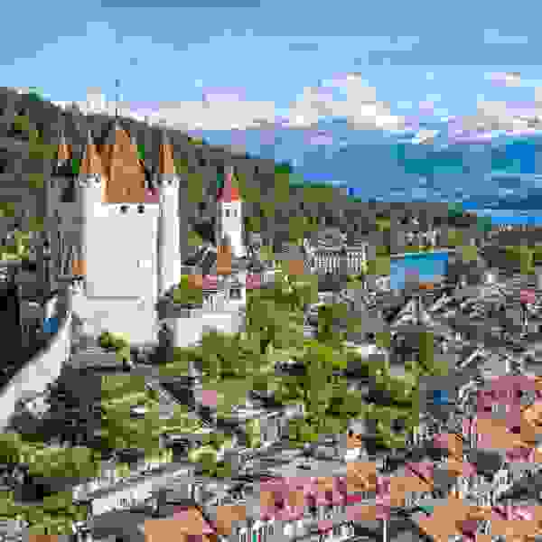 Stimmungsbild vom Schloss Thun mit dem Thunersee im Vordergrund.