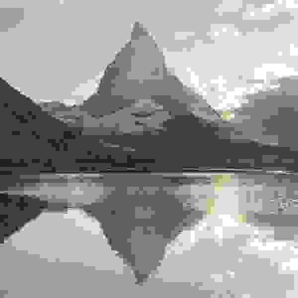 Stimmungsbild des Matterhorns, welches sich in einem See spiegelt.